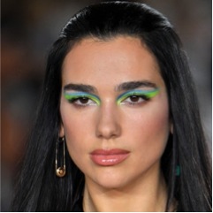 Maquiagem em tons de azul e neon, tend&ecirc;ncia para a primavera 2022. -Reprodu&ccedil;&atilde;o: Acervo Carol Barragana/ND