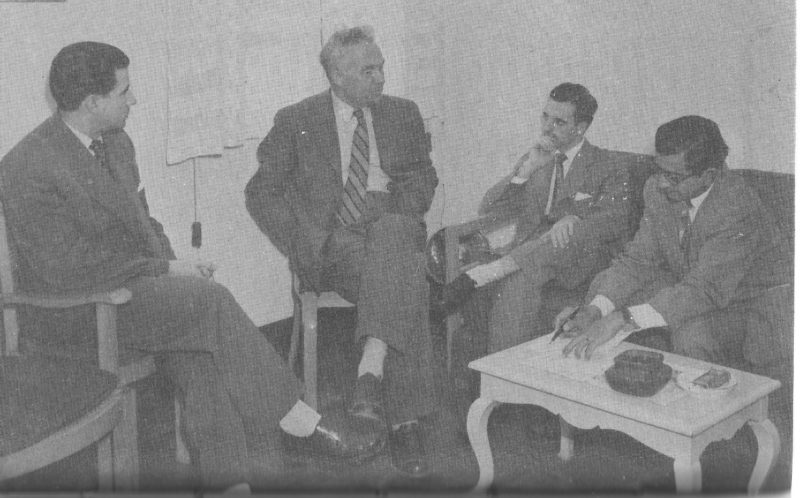 Huberto Rohden (segundo à direita) em entrevista à imprensa em 1951, momento registrado em sua biografia &#8211; Foto: Divulgação/ND