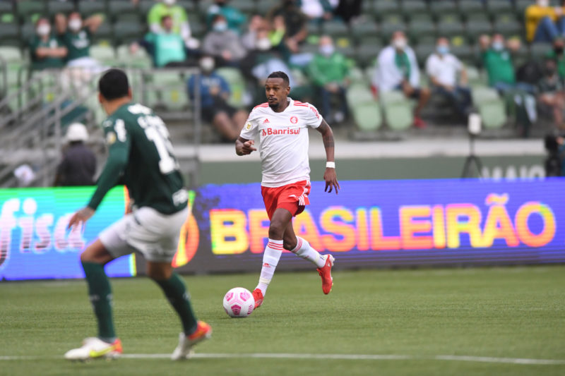 Edenilson prejudicou a equipe ao ser expulso no início do segundo tempo contra o Verdão – Foto: Ricardo Duarte/Inter/Divulgação