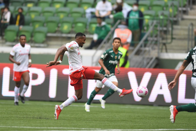 Edenilson perdeu a cabeça e prejudicou o time – Foto: Ricardo Duarte/Inter/Divulgação