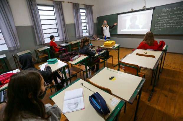 Salário dos professores para 20221 é assunto principal entre governo e categoria &#8211; Foto: Júlio Cavalheiro/Secom/Divulgação/ND