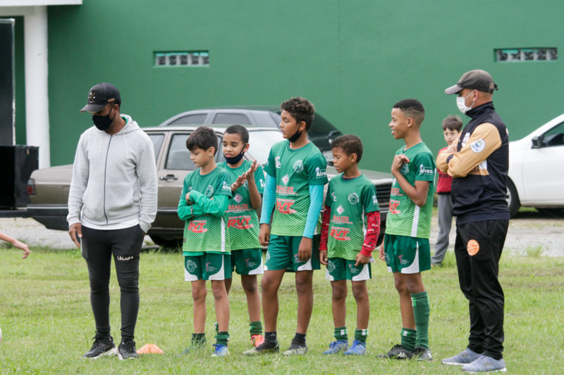 Professores e alunos da escolinha de futebol do Vila