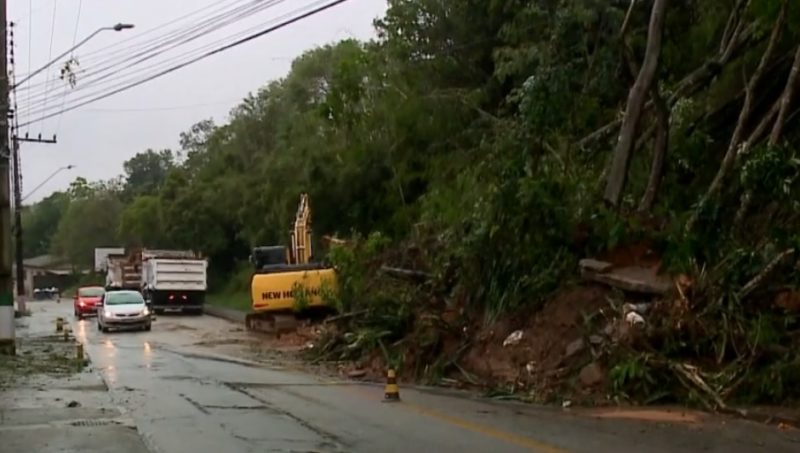 Em Santo Amaro da Imperatriz, a estrada geral no bairro Morro das Tr&ecirc;s Voltas foi parcialmente interditada – Foto: Reprodu&ccedil;&atilde;o/NDTV RecordTV