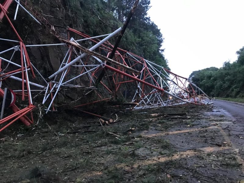 Torre foi arrancada com a força dos ventos no Oeste catarinense nesta quinta-feira (14) – Foto: Defesa Civil de Xaxim/ND