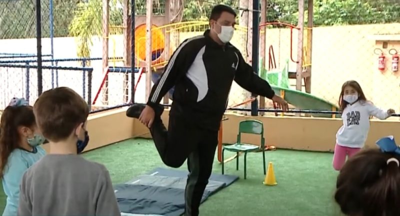 O professor de educação física Evanes Carvalho Ferreira faz com que as aulas sejam dinâmicas – Foto: Reprodução/NDTV RecordTV