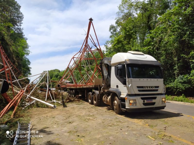 Torre foi retirada da rodovia. – Foto: Everton Figueiró/Divulgação/ND