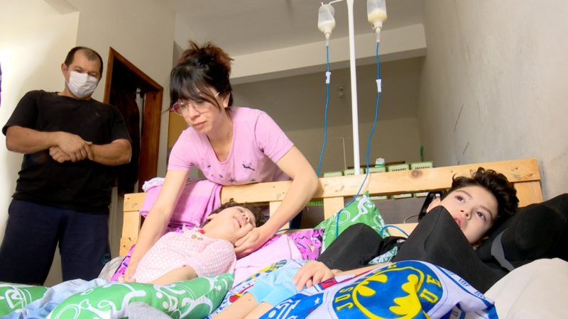 Ammy e Andrew t&ecirc;m um dist&uacute;rbio ultra raro e fam&iacute;lia precisa de ajuda para construir uma nova casa – Foto: Thiago Bonin/NDTV