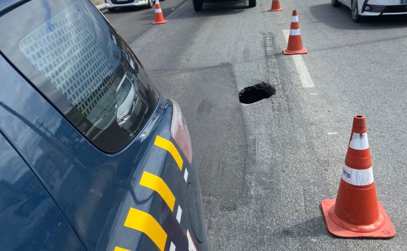 Buraco é na verdade erosão causada por problemas na tubulação da BR-101 – Foto: PRF/Divulgação/ND