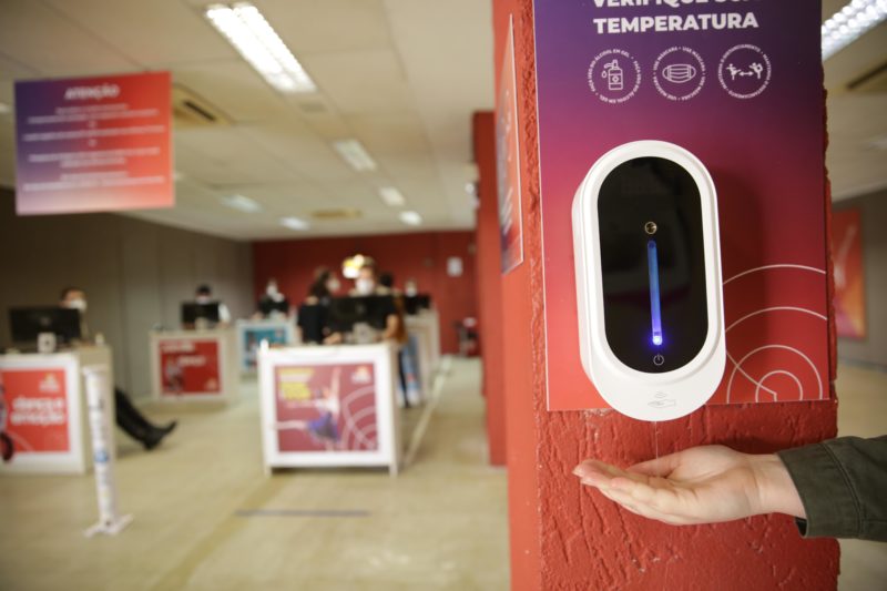 Há diversos aparelhos com álcool em gel espalhados pelo evento – Foto: Carlos Jr/ND
