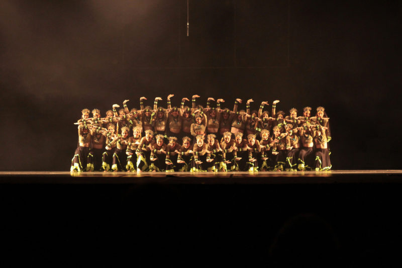 Bailarinas do grupo paranaense Street Company Tatiana Souza no palco do Centreventos Cau Hansen – Foto: Maykon Lammerhirt/Divulgação/ND