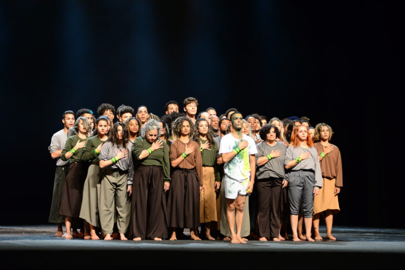 Cia Jovem de Paraopeba na apresentação de “Efeito cascata” – Foto: Nilson Bastian