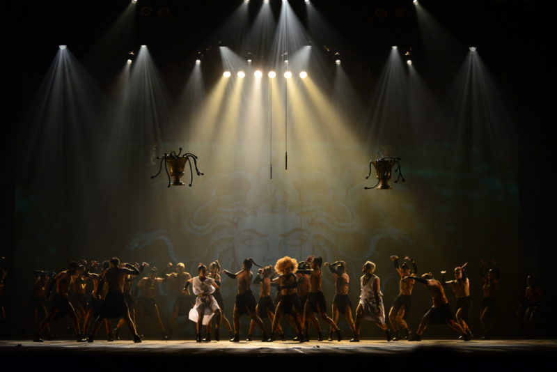 Dan&ccedil;as urbanas e sapateado fecharam a Mostra Competitiva – Foto: Nilson Bastian