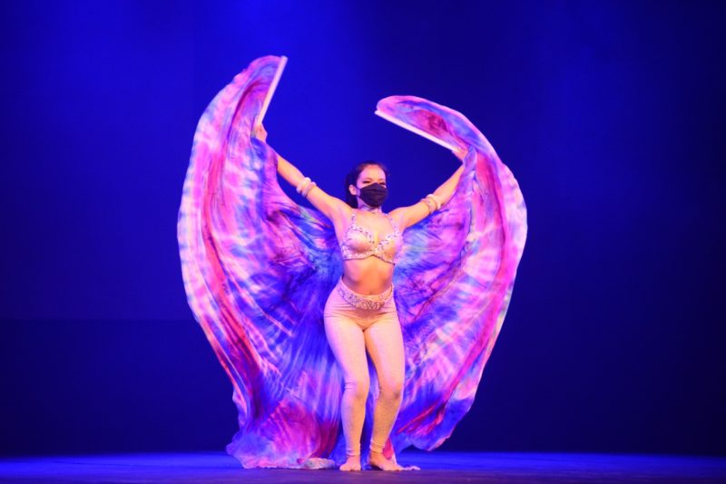 No primeiro dia de festival, bailarinos usaram m&aacute;scaras durante as apresenta&ccedil;&otilde;es – Foto: Nilson Bastian