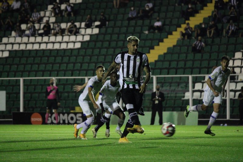 Figueirense venceu o rival Ava&iacute; e se classificou &agrave; semifinal da Copa SC; Bruno Para&iacute;ba bate o p&ecirc;nalti para fazer um dos gols da partida – Foto: FFC/divulga&ccedil;&atilde;o
