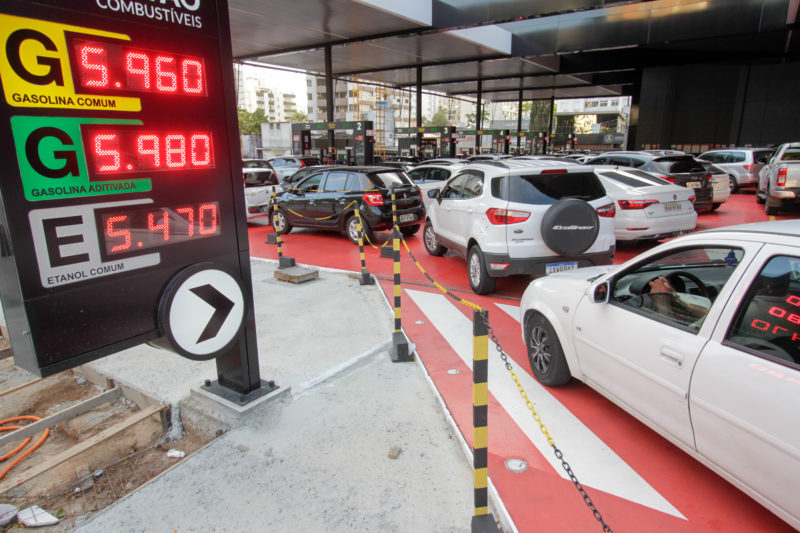 Segundo o governo, o preço médio congelado é R$ 5,77 para a gasolina e R$ 4,62 para o diesel &#8211; Foto: Leo Munhoz/ND