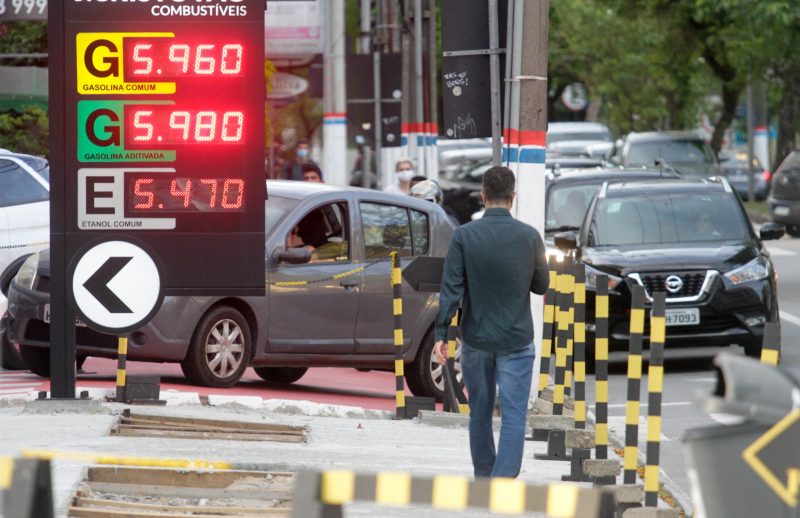 Foto mostra preços dos combustíveis em um posto de gasolina