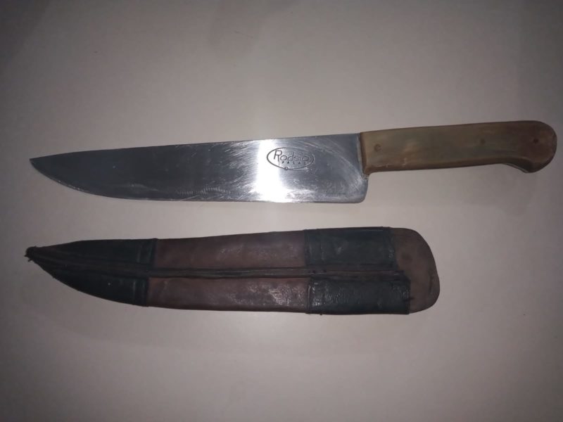 Faca usada para amea&ccedil;ar a v&iacute;tima foi apreendida por policiais – Foto: PM/ND
