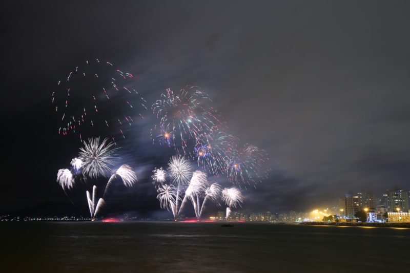 Balneário Camboriú mantém show de fogos de artifício com 15 minutos de duração – Foto: Leonardo Souza/PMF/Divulgação/ND