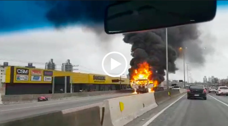 Caminh&atilde;o pega fogo na BR-101, em S&atilde;o Jos&eacute; – Foto: Internet/Reprodu&ccedil;&atilde;o