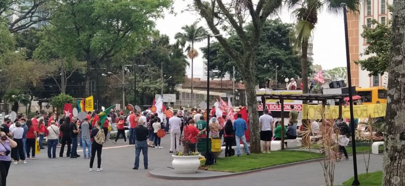 L&iacute;deres de movimentos sociais, sindicais e comunidade ind&iacute;gena participaram de ato pedindo o impeachment de Bolsonaro – Foto: Felipe Kreusch/NDTV Chapec&oacute;