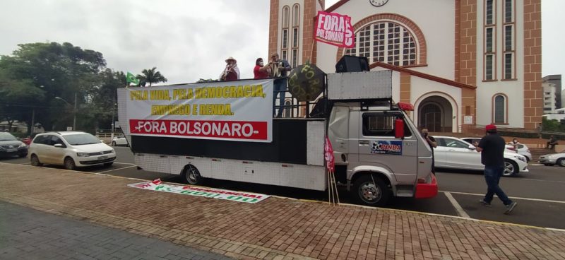 Faixas pediam “Fora Bolsonaro” em Chapec&oacute; – Foto: Felipe Kreusch/NDTV Chapec&oacute;