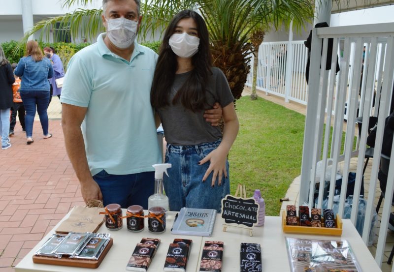 Sofia com o pai, Luis Filipe, na banca de chocolates artesanais – Foto: Foto Marcelo Flebe Flores