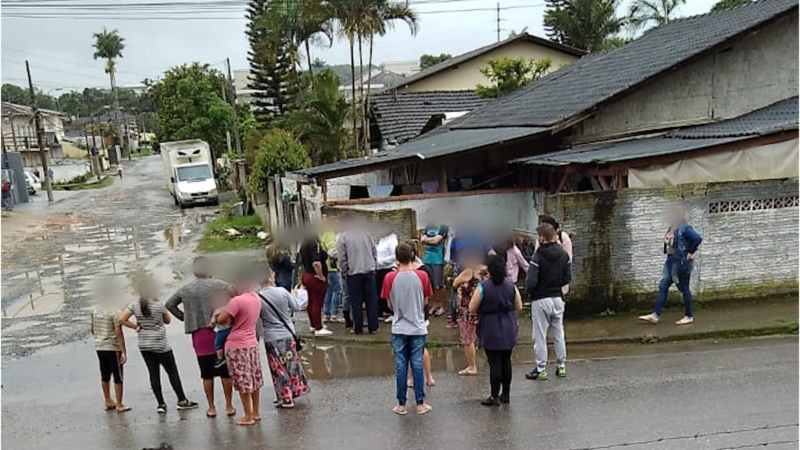 Moradores da região no local onde ocorreu o crime.