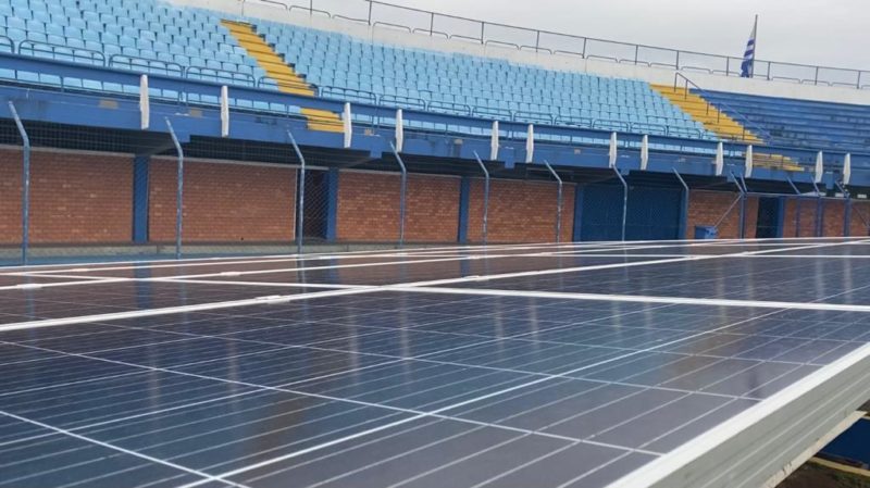 Placas fotovoltaicas foram instaladas neste espa&ccedil;o e na cobertura do est&aacute;dio da Ressacada. – Foto: Ava&iacute; FC/Divulga&ccedil;&atilde;o
