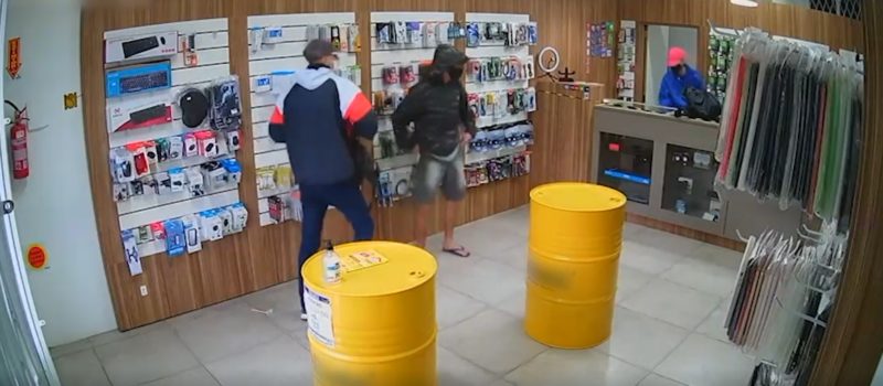 Os tr&ecirc;s suspeitos entraram na loja de assist&ecirc;ncia de celulares em plena luz do dia na quarta-feira (6) – Foto: Reprodu&ccedil;&atilde;o/ND
