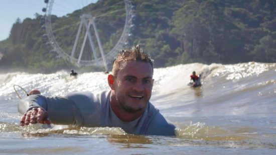 Tubarão assusta surfista em praia de Balneário Camboriú: &#39;não foi brincadeira&#39;; veja vídeo