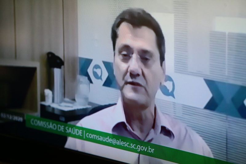 Jailson Lima, que é médico, participando de reunião da Comissão de Saúde da Assembleia enquanto consultor técnico da Fecam, em 2021 – Foto: Solon Soares/Divulgação/ND
