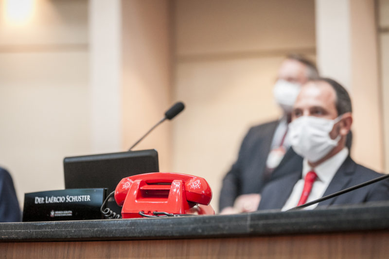 Laércio Schuster é o deputado do telefone vermelho, uma ironia à dificuldade de contato com o governador Carlos Moisés – Foto: Bruno Collaço/Divulgação/ND