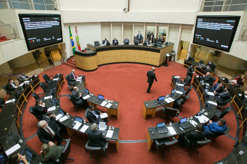 Plen&aacute;rio da Assembleia Legislativa praticamente vazio durante a ordem do dia – o momento mais importante da reuni&atilde;o – na quarta-feira, dia 20 – Foto: Rodolfo Esp&iacute;nola/Diuvulga&ccedil;&atilde;o/ND