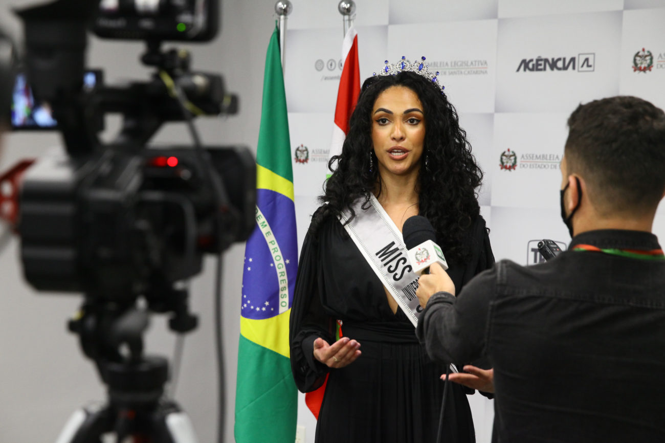 Saiba como está hoje em dia e por onde anda primeira mulher negra a ser  eleita Miss Blumenau