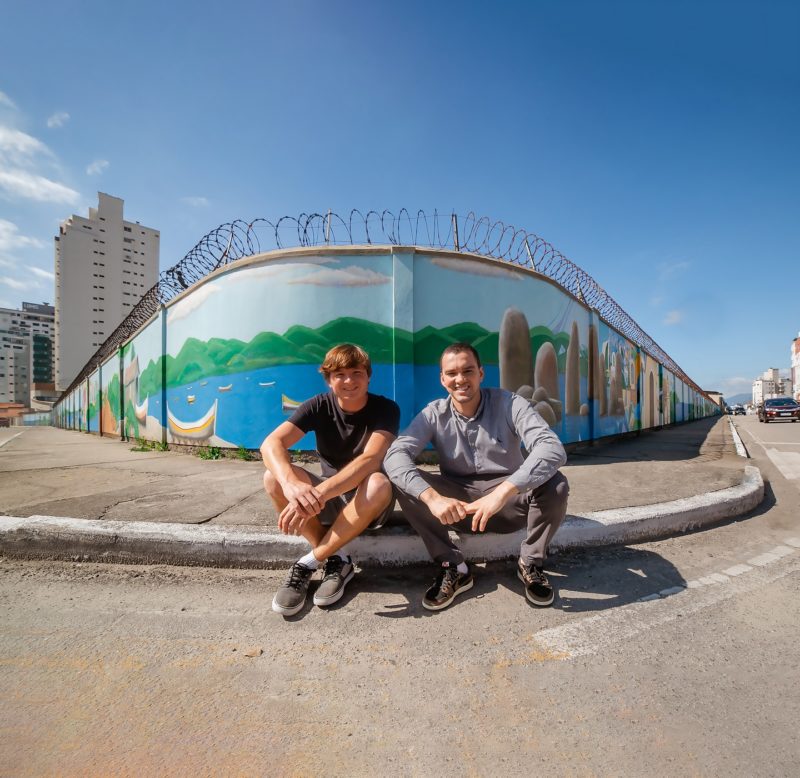 Artista Augustin de Lassus com o diretor da Casas da Água, José Nitro – Foto: Larissa Trentini