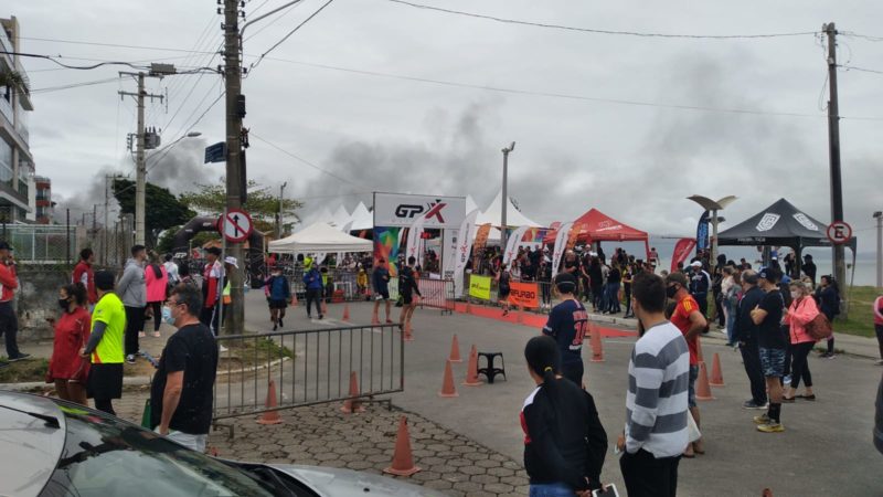 Fuma&ccedil;a do inc&ecirc;ndio &eacute; vista durante prova de corrida que ocorria em Canasvieiras – Foto: Alexandre Marques/Arquivo pessoal