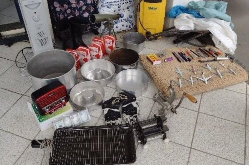 Caixas de leite e avi&otilde;es em miniatura est&atilde;o entre os itens furtados em Mafra – Foto: PM/Divulga&ccedil;&atilde;o