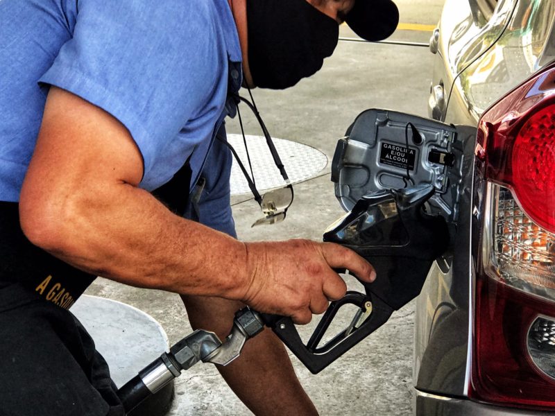 Gasolina comum aumentou R$ 1,60 em apenas um ano &#8211; Foto: Roberto Parizotti/Fotos Públicas/ND