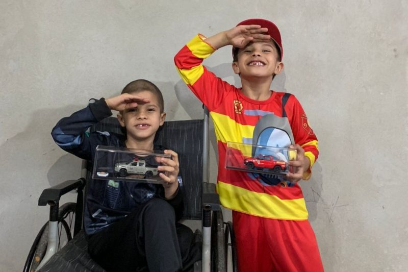 Davi e Matheus sonham se tornar policial e bombeiro – Foto: Sargento Nelson/Arquivo pessoal