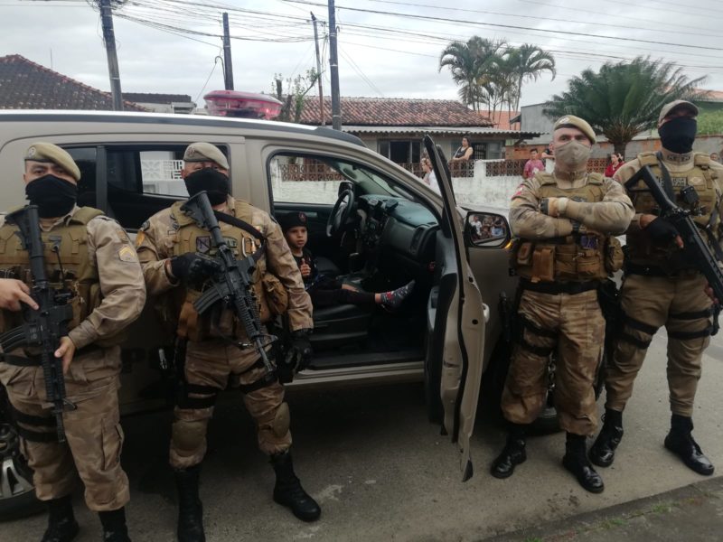 Ideia da visita era animar Davi, que teve a perna amputada por causa de um câncer – Foto: Sargento Nelson/Arquivo pessoal