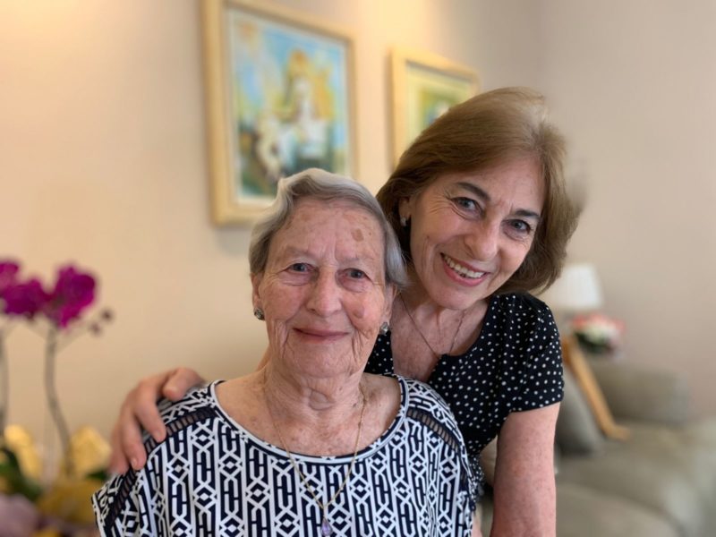Dona Gentile, 96, gosta de cozinhar e sua alegria é viver com a filha Maria Angelina e o neto – Foto: Divulgação UGF