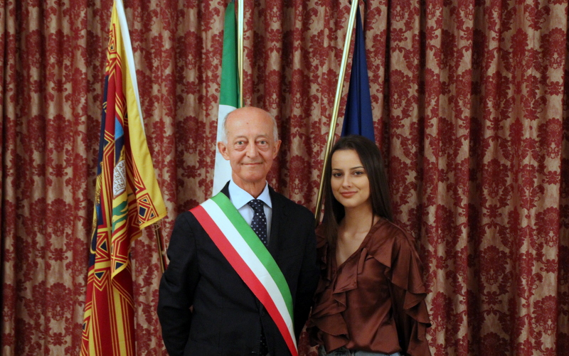 Giovana Ronconi foi eleita vereadora ao lado do prefeito Valentino Girlanda – Foto: Divulgação
