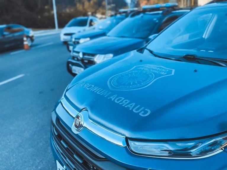 Guarda Municipal de Balne&aacute;rio Cambori&uacute; encontrou o homem baleado dentro do carro – Foto: Guarda Municipal/Reprodu&ccedil;&atilde;o