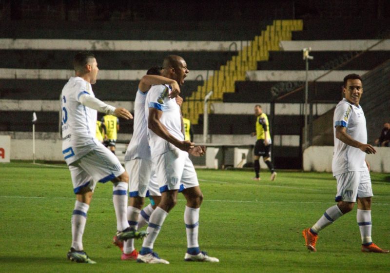 Copete comemora o gol que abriu o placar no Paran&aacute; – Foto: Andr&eacute; Palma Ribeiro/Ava&iacute; F.C