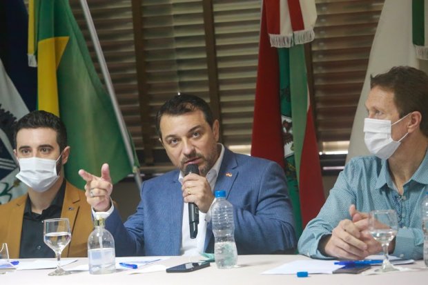 Governador Carlos Moisés apresenta investimentos para os aeroportos do Sul – Foto: Divulgação/ND