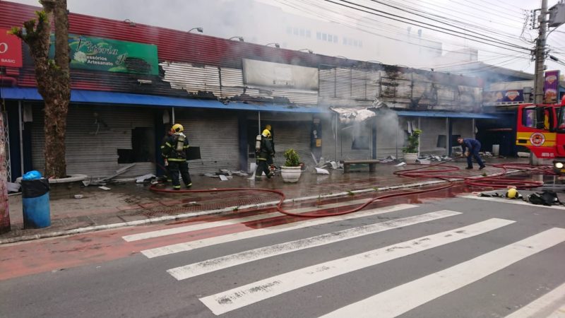 Pelo menos oito estabelecimentos foram atingidos pelas chamas – Foto: Guarda Municipal/ND