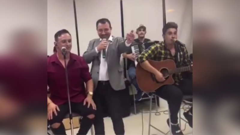 Carlos Mois&eacute;s canta em evento de entrega de emendas parlamentares – Foto: Reprodu&ccedil;&atilde;o/ND