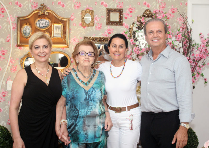 Na foto, dona Zica com os filhos Dra. Cid&aacute;lia (que tamb&eacute;m &eacute; s&oacute;cia da clinica),&nbsp; Dra. Margarete e Dr. Ricardo Simas Foto: Arquivo pessoal