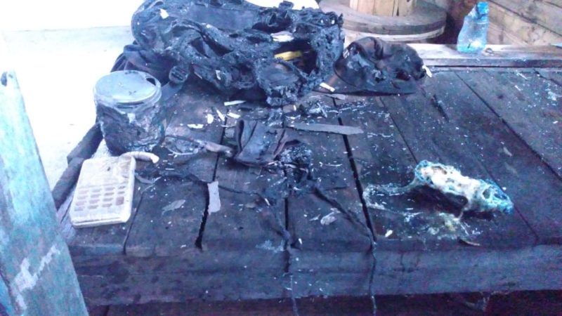 “Observou-se ainda que as chamas causaram danos na mesa, telhas, caibros, prateleiras com materiais diversos e deixou uma cadeira de pl&aacute;stico totalmente derretida”, diz o relat&oacute;rio dos Bombeiros que atenderam a ocorr&ecirc;ncia – Foto: Subtenente Cuchava/CBMSC