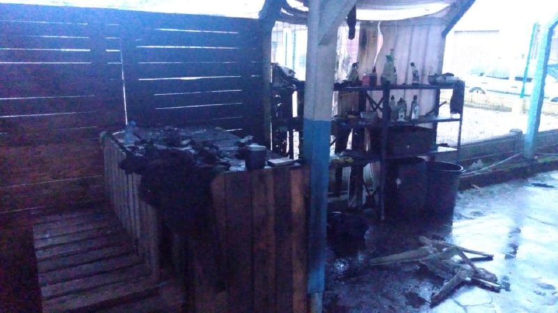 Explos&atilde;o de carregador de celular causou graves queimaduras em adolescente de 17 anos na manh&atilde; deste s&aacute;bado (2), em Blumenau – Foto: Tenente Cuchava/CBMSC